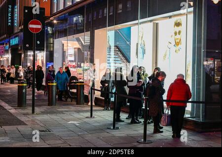 Um Primark in der Northumberland Street in Newcastle Upon herum bilden sich Warteschlangen Tyne als das Geschäft nach dem Ende der wieder öffnet Die zweite nationale Sperre des Landes Stockfoto