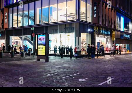 Um Primark in der Northumberland Street in Newcastle Upon herum bilden sich Warteschlangen Tyne als das Geschäft nach dem Ende der wieder öffnet Die zweite nationale Sperre des Landes Stockfoto