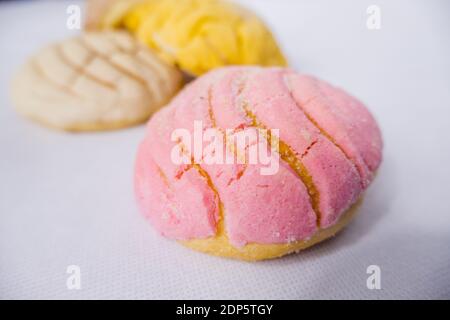 Buntes mexikanisches süßes Brot auf einem weißen Tisch Stockfoto