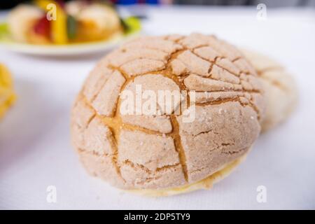 Buntes mexikanisches süßes Brot auf einem weißen Tisch Stockfoto