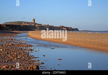 Ein Blick mit Küstenmerkmalen entlang des Strandes bei niedrigem Wasser im Winter in North Norfolk in Happisburgh, Norfolk, England, Großbritannien. Stockfoto