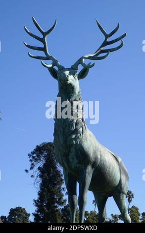 Inglewood, Kalifornien, USA 18. Dezember 2020 EINE allgemeine Ansicht der Atmosphäre Elchstatue auf Inglewood Park Cemetery am 18. Dezember 2020 in Inglewood, Kalifornien, USA. Foto von Barry King/Alamy Stockfoto Stockfoto