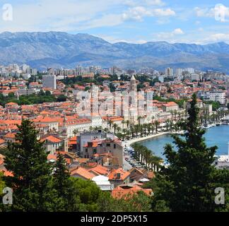 Blick auf Split Seafront und Altstadt mit Bergen im Hintergrund. Stockfoto