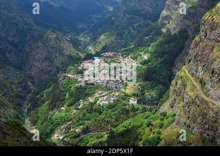 "Nonnen-Tal" das Dorf Curral das Freiras liegt im tiefen steilen Tal Madeira Portugal. Stockfoto