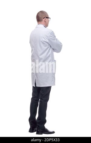 Hübscher junger Arzt mit Brille und gekreuzten Armen auf Weiß Hintergrund Stockfoto