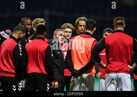 Paul Simpson Bristol City Assistant Head Coach spricht mit dem Spieler vor dem Spiel Stockfoto