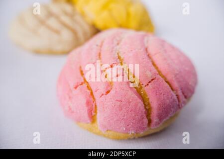 Buntes mexikanisches süßes Brot auf einem weißen Tisch Stockfoto