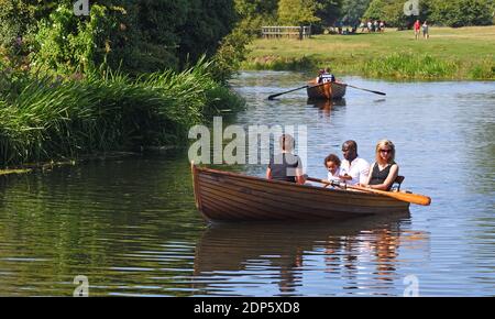 Ruderer auf dem Fluss Stour bei Dedham in Essex. Stockfoto