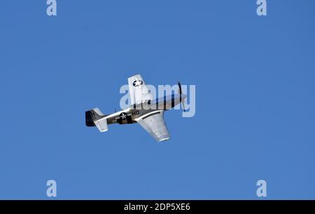 Nordamerikanische P-51D Mustang Flugzeuge 'miss Helen' fliegen mit blauem Himmel Hintergrund. Stockfoto