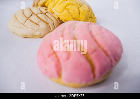 Buntes mexikanisches süßes Brot auf einem weißen Tisch Stockfoto