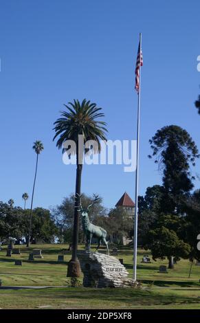 Inglewood, Kalifornien, USA 18. Dezember 2020 EINE allgemeine Ansicht der Atmosphäre der Elchstatue auf dem Inglewood Park Cemetery am 18. Dezember 2020 in Inglewood, Kalifornien, USA. Foto von Barry King/Alamy Stockfoto Stockfoto