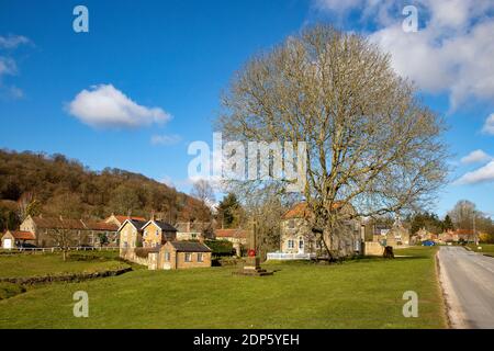 Das malerische Dorf Hutton-le-Hole in North Yorkshire liegt im North York Moors National Park, wo Schafe frei herumlaufen können. Stockfoto