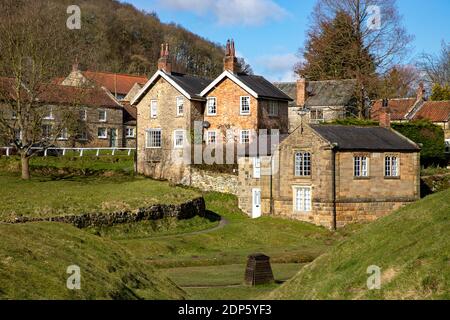 Das malerische Dorf Hutton-le-Hole in North Yorkshire liegt im North York Moors National Park, wo Schafe frei herumlaufen können. Stockfoto