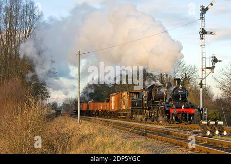 LMS Ivatt Klasse 2 2-6-0 No. 78019 erreicht Quorn und Woodhouse mit dem 15:25 (8C35) Güterverkehr nach Rothley Brook. Stockfoto