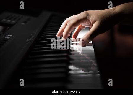 Musiker bei einem Konzert, das Klavier spielt Stockfoto