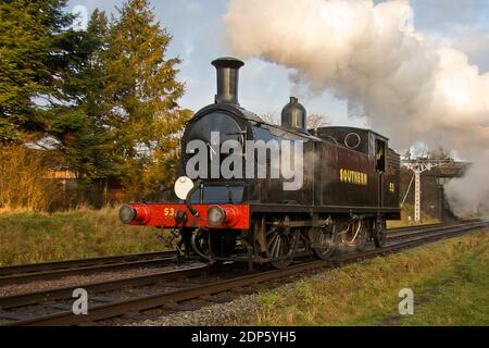 Drummond M7 Klasse 0-4-4T No. 53 fährt leichten Motor unter der Beeches Road Bridge und arbeitet den 0D03 Service nach Quorn und Woodhouse. Stockfoto