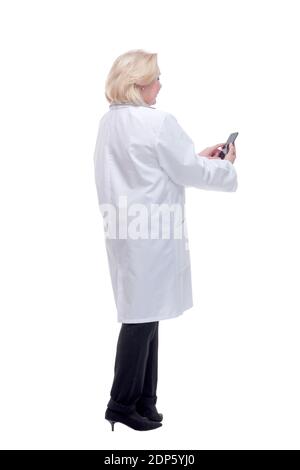 Konzentrierte schöne weibliche Arzt Lesung Textnachricht Stockfoto
