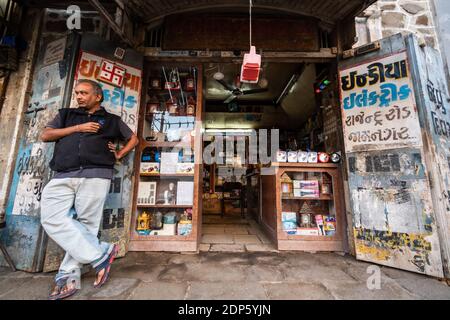 Jamnagar, Gujarat, Indien - Dezember 2018: Ein altes Elektrogeschäft mit seinem Ladenbesitzer in den Marktstraßen der Stadt. Stockfoto