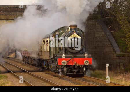 GWR Hall Class 4-6-0 No. 4953 ‘Pitchford Hall’ bricht unter der Hauptstraßenbrücke bei Woodhouse aus, mit 13:10 (2A25) Loughborough nach Leicestet. Stockfoto