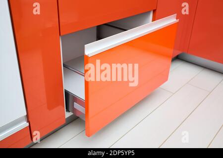 Weißen Schrank, halb offen, leeren Raum für Produkt anzeigen, hellblau