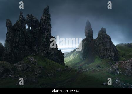 Besondere Felsformation in Schottland, Skye Island an einem regnerischen und launischen Tag Stockfoto