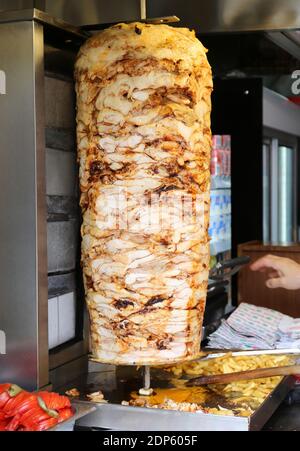 Küchenchef beim Schneiden von Chicken Döner Kebab in einem lokalen Restaurant in Beyoglu, Istanbul, Türkei Stockfoto