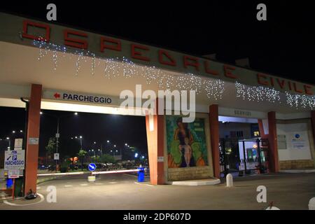 Die freiwillige Vereinigung Koru in der Gemeinde Pagani tätig , in Absprache mit den Gesundheitsmanagern des Zivilkrankenhauses Andrea Tortora und dem Bürgermeister der Gemeinde Pagani , Haben am Eingang des Stadtkrankenhauses einen Weihnachtsbaum sichtbar installiert, sobald Sie eingeben.EIN Licht der Hoffnung für alle, die in dieser Zeit der Weihnachten leiden und ein Weg, um alle Mitarbeiter des Gesundheitswesens, Ärzte und Krankenschwestern zu danken, Für die außerordentliche Arbeit, die sie in dieser schwierigen Zeit von Covid-19 für die Gemeinschaft leisten (Foto: Pasquale Senatore / Pacific Press) Stockfoto