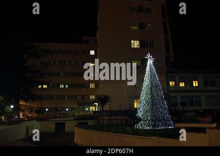 Die freiwillige Vereinigung Koru in der Gemeinde Pagani tätig , in Absprache mit den Gesundheitsmanagern des Zivilkrankenhauses Andrea Tortora und dem Bürgermeister der Gemeinde Pagani , Haben am Eingang des Stadtkrankenhauses einen Weihnachtsbaum sichtbar installiert, sobald Sie eingeben.EIN Licht der Hoffnung für alle, die in dieser Zeit der Weihnachten leiden und ein Weg, um alle Mitarbeiter des Gesundheitswesens, Ärzte und Krankenschwestern zu danken, Für die außerordentliche Arbeit, die sie in dieser schwierigen Zeit von Covid-19 für die Gemeinschaft leisten (Foto: Pasquale Senatore / Pacific Press) Stockfoto