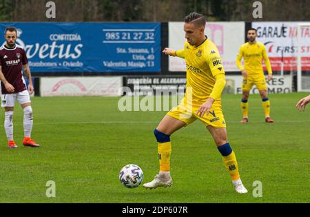 Villaviciosa, SPANIEN: AD Alcorcon Spieler Reko Gonçalves (8) mit dem Ball in der ersten Runde der Copa de SM El Rey 2020-21 zwischen CD Lealtad und AD Alcorcón, die die Besucher 1-2 im Les Caleyes Municipal Field in Villaviciosa, Spanien am 16. Dezember 2020 besiegten. Stockfoto