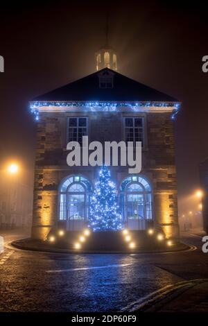 Weihnachtsbäume und Lichter draußen brackley Town Hall am frühen Morgen Nebel. Brackley, Northamptonshire, England Stockfoto