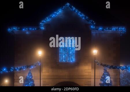 Weihnachtslichter vor dem rathaus von brackley im frühen Morgennebel. Brackley, Northamptonshire, England Stockfoto