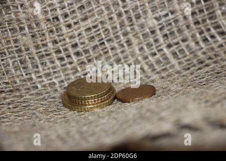 Einige Euro-Münzen auf Leinwandhintergrund. Wenig Geld Konzept. Powerty-Konzept. Stockfoto