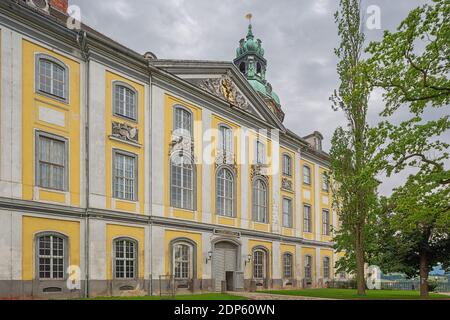 Vor dem Eingang des Heidecksburger Schlosses auf der Esplanade vor dem Gebäude stehend. Die Tafel über dem Eingang erinnert an den Namen L Stockfoto