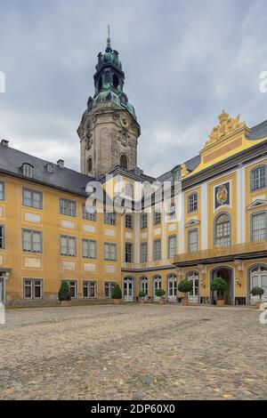 Editorial: RUDOLSTADT, THÜRINGEN, DEUTSCHLAND, 22. August 2020 - in der Mitte des Hofes steht das Heidecksburg-Schloss. Der Text über dem Entra Stockfoto