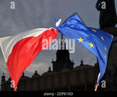 Flaggen von Polen und der Europäischen Union verbunden Welle gegen historische Gebäude in Krakau Stadtzentrum, Skyline Stockfoto