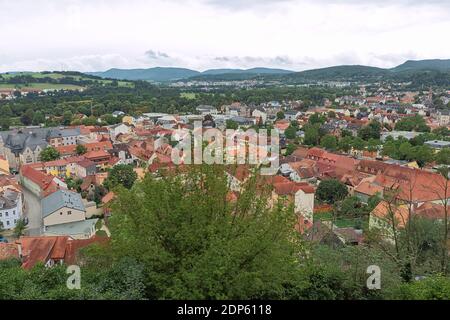 Von der Terrasse der Burg Heidecksburg aus blickt man auf Rudolstadt Stockfoto