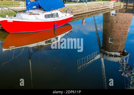 Boote und Horsey Mill im Wasser widerspiegelt, Norfolk Broads, Norfolk, England, Vereinigtes Königreich, Europa Stockfoto