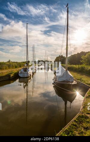 Boote in der Nähe von Horsey Mill Reflecting in Water, Norfolk Broads, Norfolk, England, Vereinigtes Königreich, Europa Stockfoto