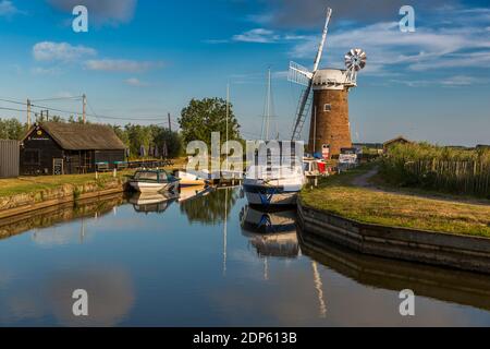 Boote und Horsey Mill im Wasser widerspiegelt, Norfolk Broads, Norfolk, England, Vereinigtes Königreich, Europa Stockfoto