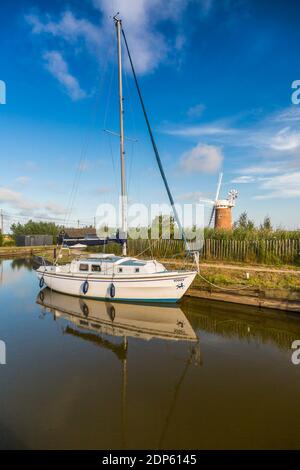 Boote und Horsey Mill im Wasser widerspiegelt, Norfolk Broads, Norfolk, England, Vereinigtes Königreich, Europa Stockfoto