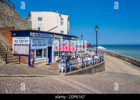 Blick auf das Meer von Cafe mit Blick auf die Nordsee an einem Sommertag, Cromer, Norfolk, England, Großbritannien, Europa Stockfoto