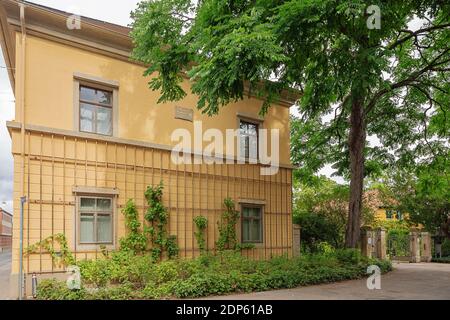 Das Haus, in dem Franz Liszt von 1869 bis 1886 wohnte, wie auf der Gedenktafel an der Seitenfassade erwähnt. Das Haus im Park an der Ilm in Weimar Stockfoto