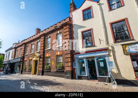 Blick auf die Geschäfte auf Pottergate im Sommer, Norfolk, England, Großbritannien, Europa Stockfoto