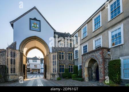 Blick auf das Eingangstor zur Kathedrale von Norwich, Norfolk, England, Großbritannien, Europa Stockfoto