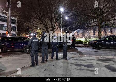 Seattle/King County, Washington, USA. Dezember 2020. Die Polizei von Seattle stand über Nacht im Cal Anderson Park, nachdem die Säuberung früher an diesem Tag durchgeführt wurde. Die Sanierung des Parks markiert das Ende der Autonomen Zone des Capitol Hill, die am 8. Juni 2019 während des Protestes der Black Levers Matter gegründet wurde. Das Gebiet ist zu einem Gebiet des Verbrechens und der Verletzung geworden. Quelle: Tom Kirkendall/ZUMA Wire/Alamy Live News Stockfoto