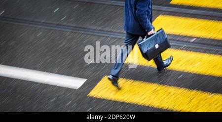 Weicher Fokus verschwommenes abstraktes Bild von Geschäftsleuten auf der Straße. Absichtliche Bewegungsunschärfe Stockfoto