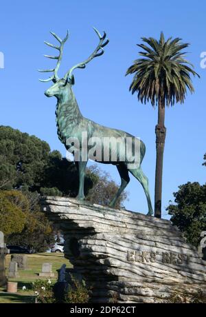 Inglewood, Kalifornien, USA 18. Dezember 2020 EINE allgemeine Ansicht der Atmosphäre der Elchstatue auf dem Inglewood Park Cemetery am 18. Dezember 2020 in Inglewood, Kalifornien, USA. Foto von Barry King/Alamy Stockfoto Stockfoto