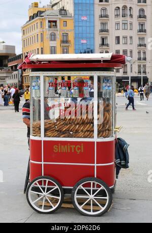 ISTANBUL, TÜRKEI-7. JUNI: Türkische Bagel Simit und kaltes Wasser auf Lebensmittelkarren in der Istiklal Street zu verkaufen.Juni 7,2015 in Istanbul, Türkei. Stockfoto