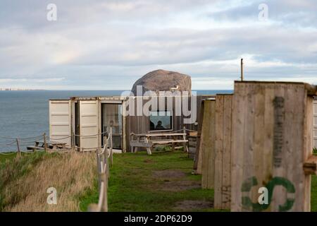 Drift Cafe mit Blick auf Bass Rock in der Nähe von North Berwick in East Lothian, Schottland, Großbritannien Stockfoto