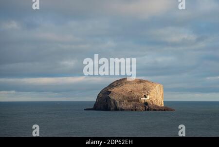 Blick auf die Sonne vor Bass Rock in Firth of Forth, Schottland, Großbritannien Stockfoto